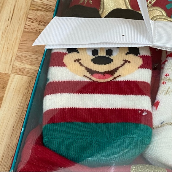 NEW Disney Holiday Accessory Set Baby 0-6 Months Diaper Cover Beanie Socks - Picture 5 of 8